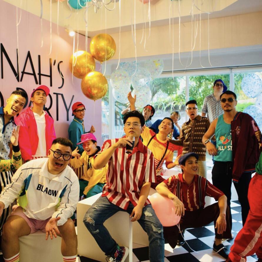 昆凌|昆凌27岁生日，穿抹胸美裙化身小公主，周杰伦霸气搂老婆腰好甜！