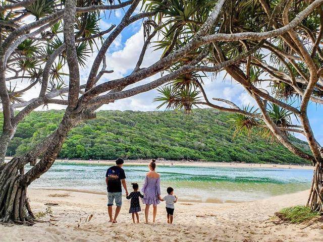 昆凌|昆凌27岁生日，穿抹胸美裙化身小公主，周杰伦霸气搂老婆腰好甜！