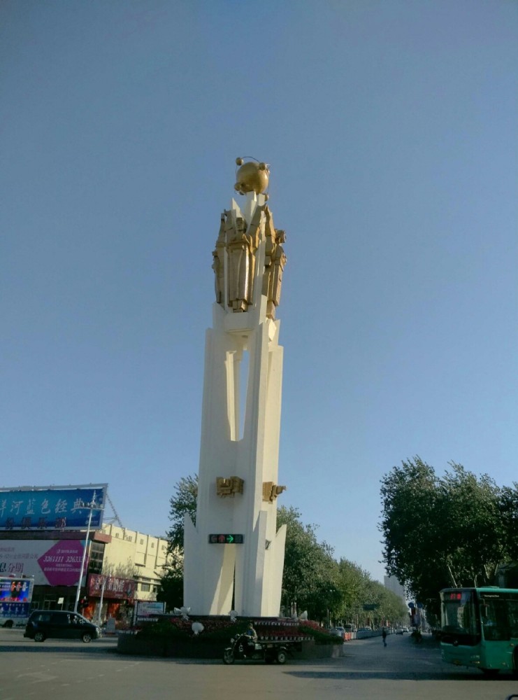 应国|平顶山雕塑的白色柱子代表什么意思？古应国贵族墓地出土的玉鹰