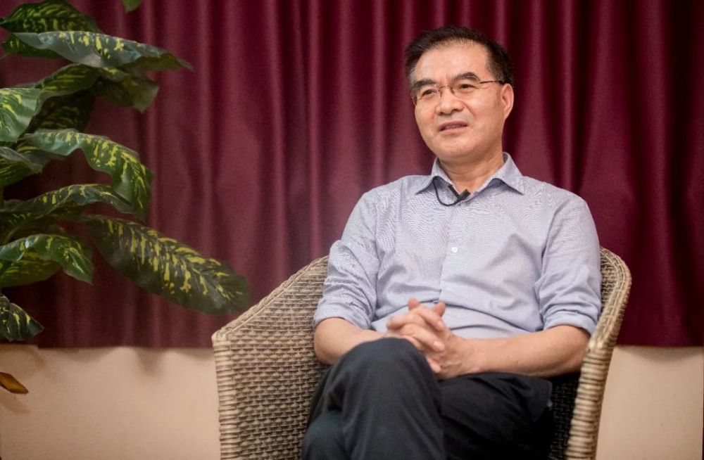 专访吴建斌的念头由来已久,早在2018年,《我在碧桂园的1000天》一书
