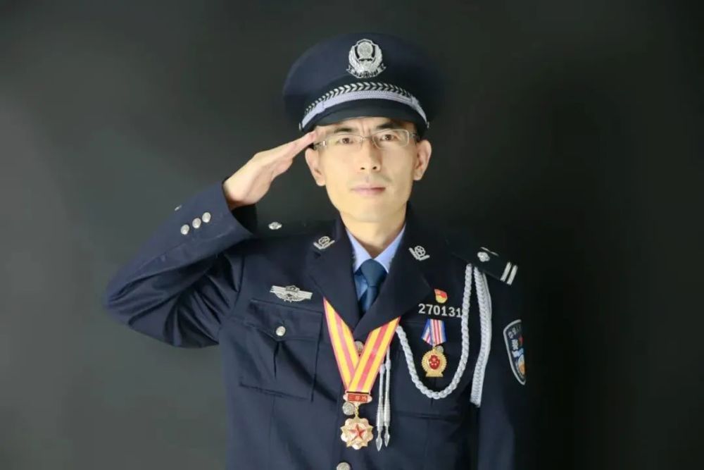 刘伟强:赤胆忠心守护荆楚国门