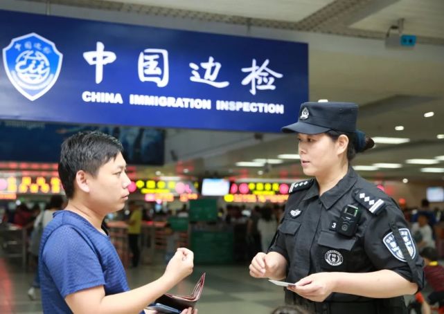 石淑亚30年坚守处突队的边检姐姐