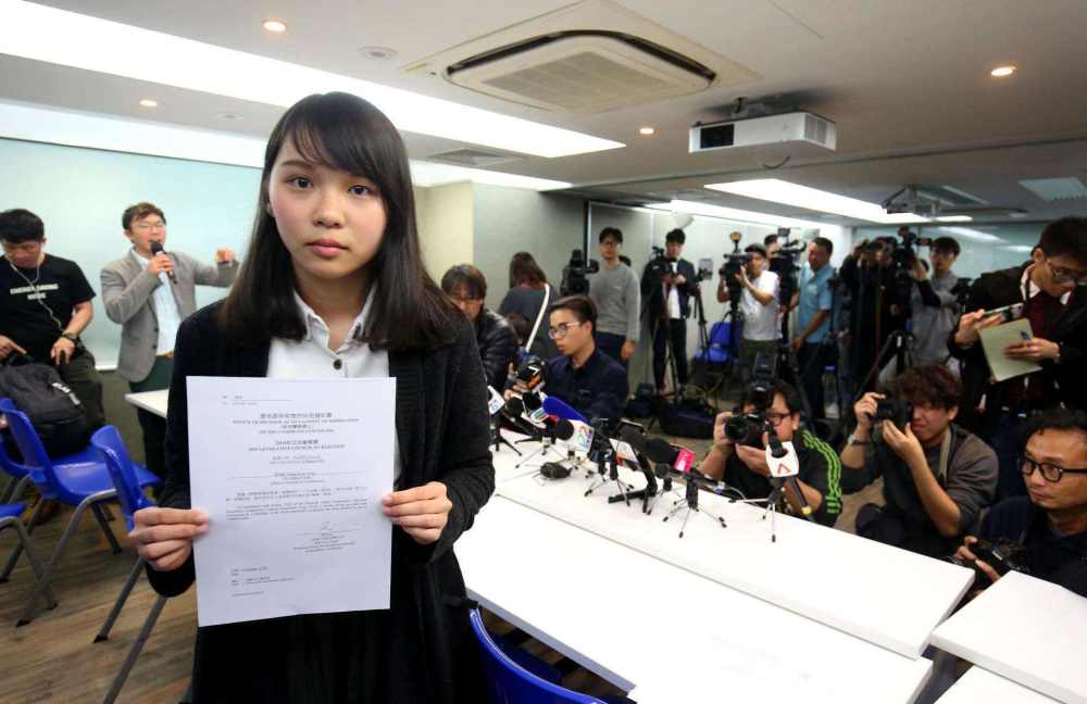 从周庭被定罪到被捕不到两天黄之锋感到不安拿周庭骗钱
