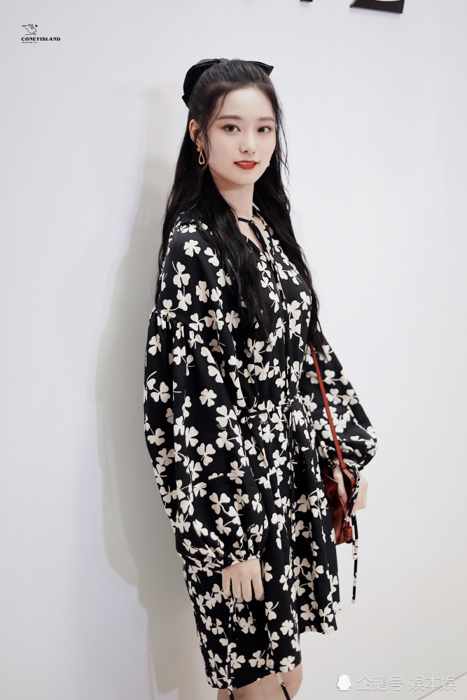 徐艺洋复古连衣裙五官精致气质佳