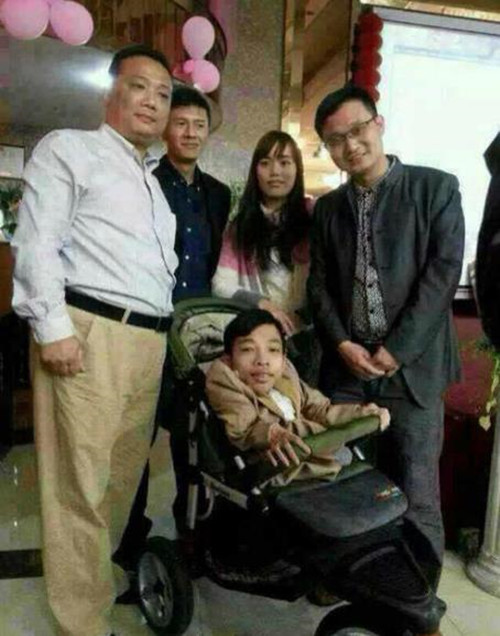 尽管李创利身高才90多厘米,永远也长不到1米高,和妻子在一起时总有人