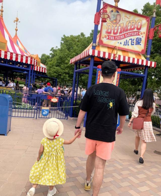 陈赫|陈赫张子萱晒日常，一出门就是超大私人车库，宠物狗都穿昂贵尿不湿