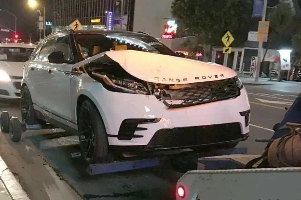 路虎极光追尾奔驰大g整个车头撞废奔驰大g被撞后变成了这样