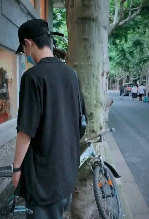 王一博|肖战有多落魄？作品被撤档，综艺临时被取消，今要蹭王一博热度？