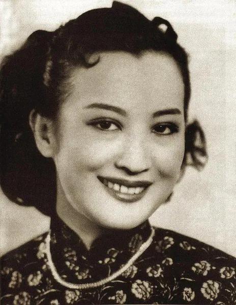周璇：17岁成为两栖明星，历经3次婚姻，晚年生活凄凉_腾讯新闻
