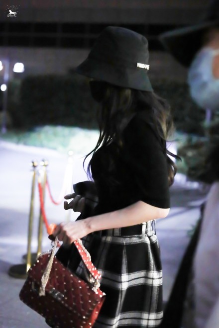 杨幂|被曝疑似同居试婚后，杨幂包裹严实低头疾走，魏大勋为谢娜宣传