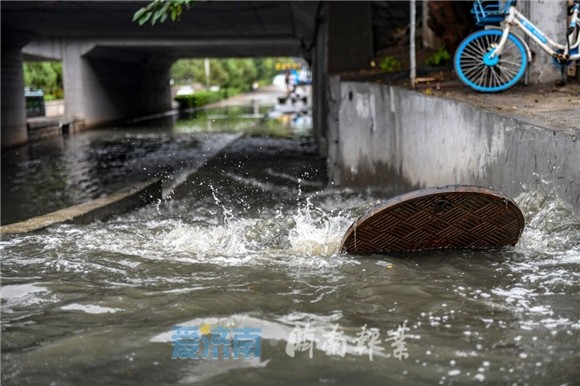 市区多低洼路段社区积水 积水最深超半米