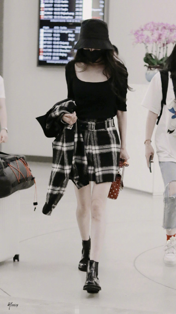 杨幂|被曝疑似同居试婚后，杨幂包裹严实低头疾走，魏大勋为谢娜宣传