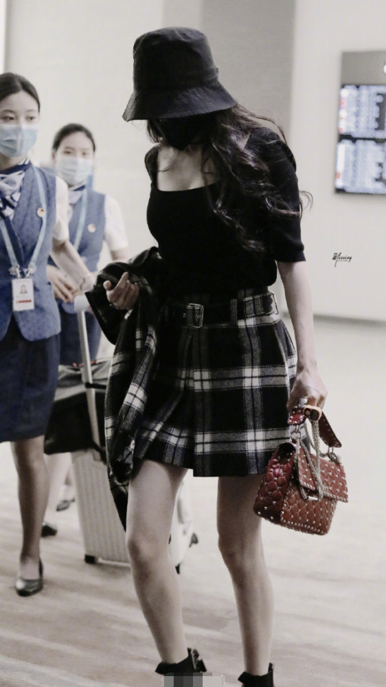 杨幂|被曝疑似同居试婚后，杨幂包裹严实低头疾走，魏大勋为谢娜宣传