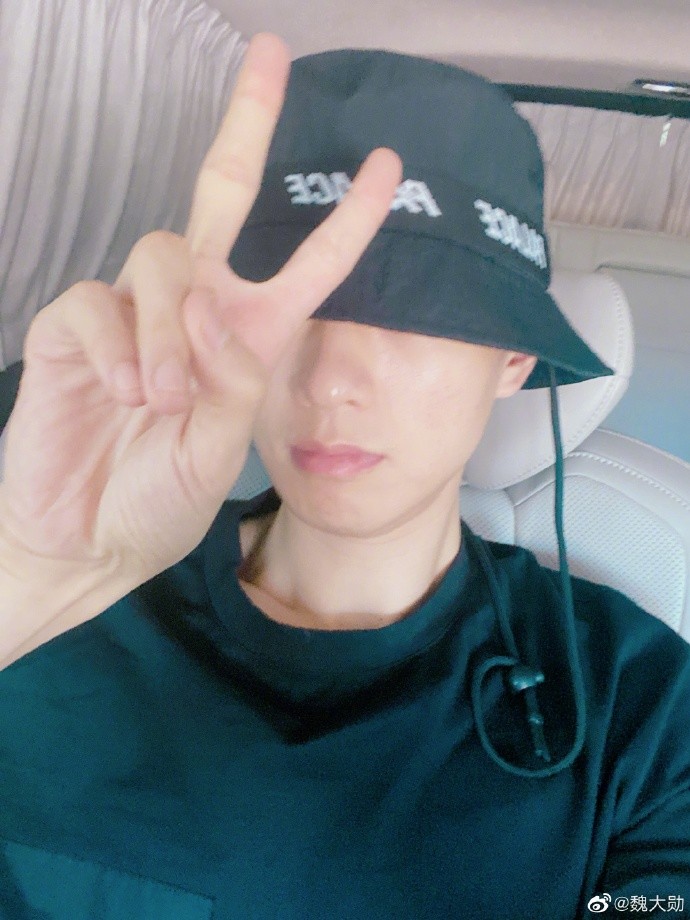 杨幂|被曝疑似同居试婚后，杨幂包裹严实低头疾走，魏大勋为谢娜宣传