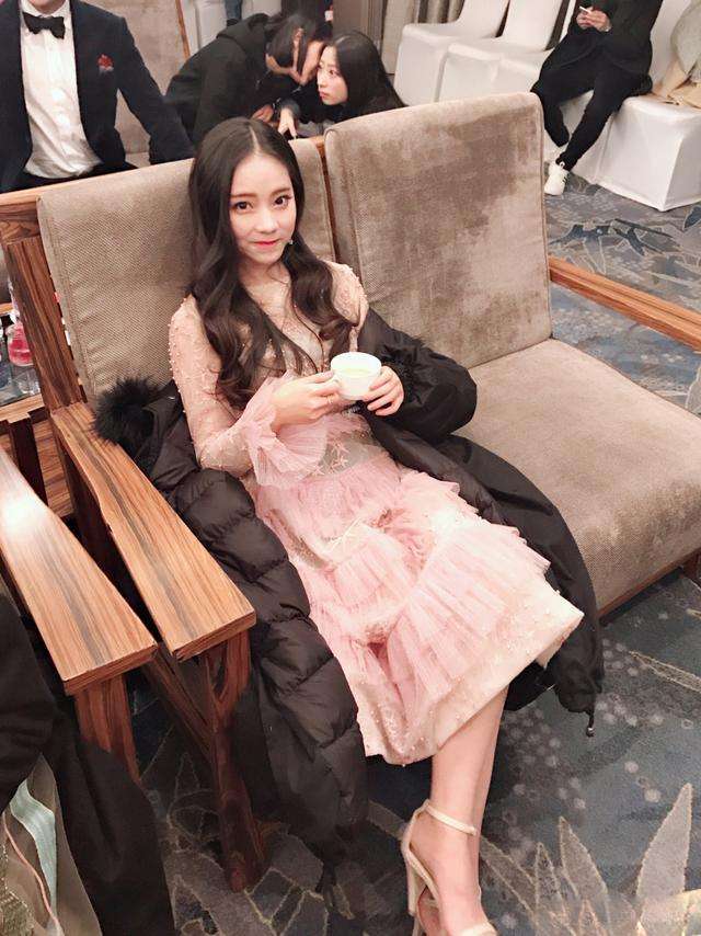 烂大街的阔腿裤扔了吧现在流行紫宁的剪脚裤显高10公分