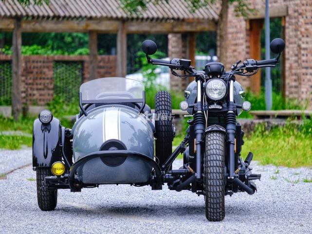 小尺寸轮圈高规格轮胎以及明显的金属短尾风,将bobber风格发挥至极致