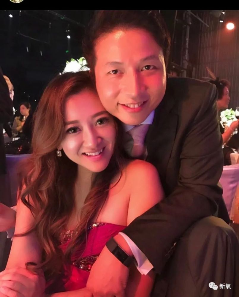 (第一排右一是邱咏贤)说邱咏贤是香港贵妇圈爬梯的核心人物不为过.