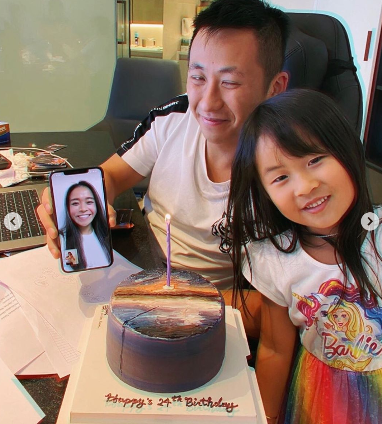 洗米华|洗米华24岁儿子与女友隔空秀恩爱，女方比他大1岁，且身材更健硕