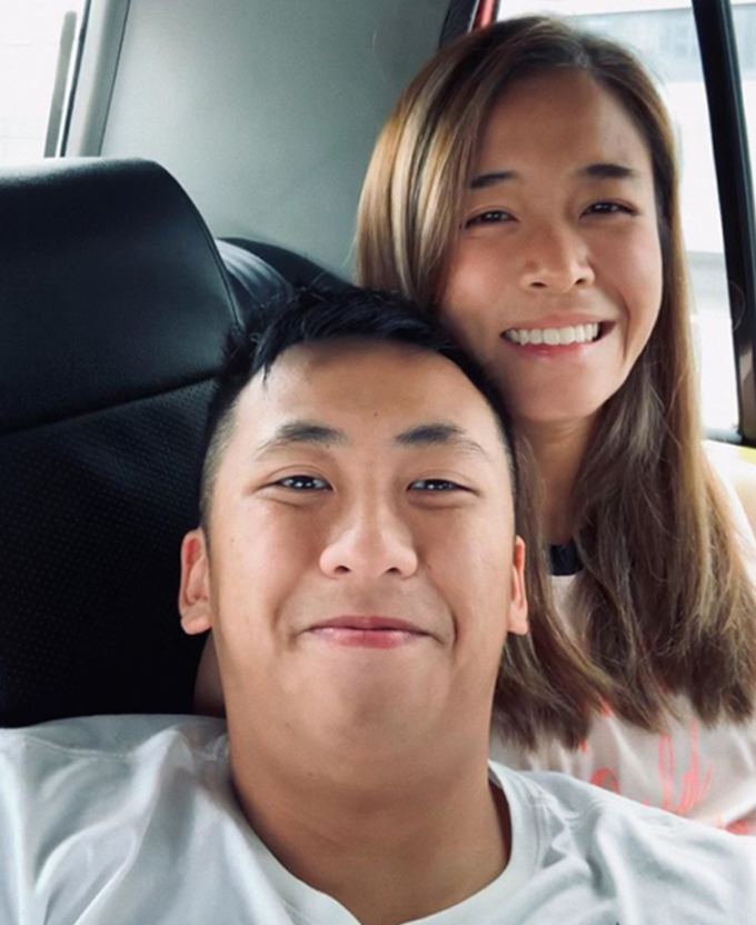 洗米华|洗米华24岁儿子与女友隔空秀恩爱，女方比他大1岁，且身材更健硕