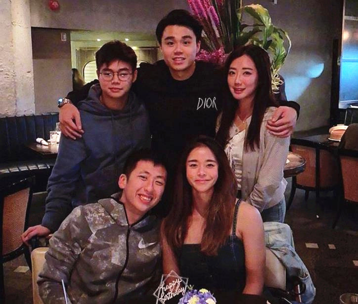 洗米华|洗米华24岁儿子与女友隔空秀恩爱，女方比他大1岁，且身材更健硕