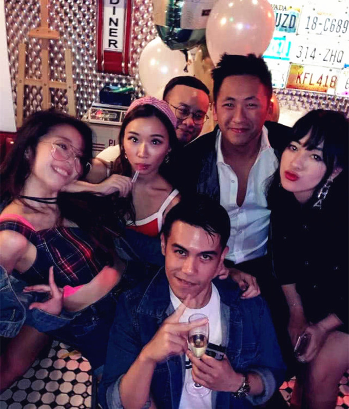 洗米华|洗米华24岁儿子与女友隔空秀恩爱，女方比他大1岁，且身材更健硕