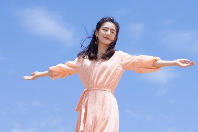 谢娜|谢娜直播带货首秀：卖四个城市套房全部被秒杀，黄晓明现身捧场