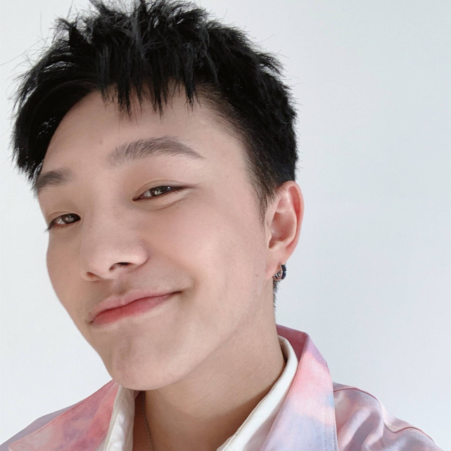 刘思瑶背后团队有多强大毛毛姐张欣尧都属于同事无忧传媒成为网红聚集