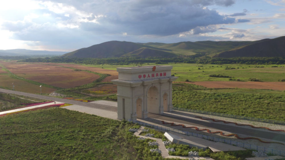 阿尔山市与蒙古国东方省乔巴山市相距485公里,距松贝尔96公里.