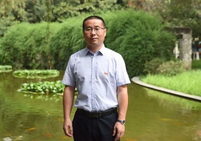 张世明人人向上学校向好