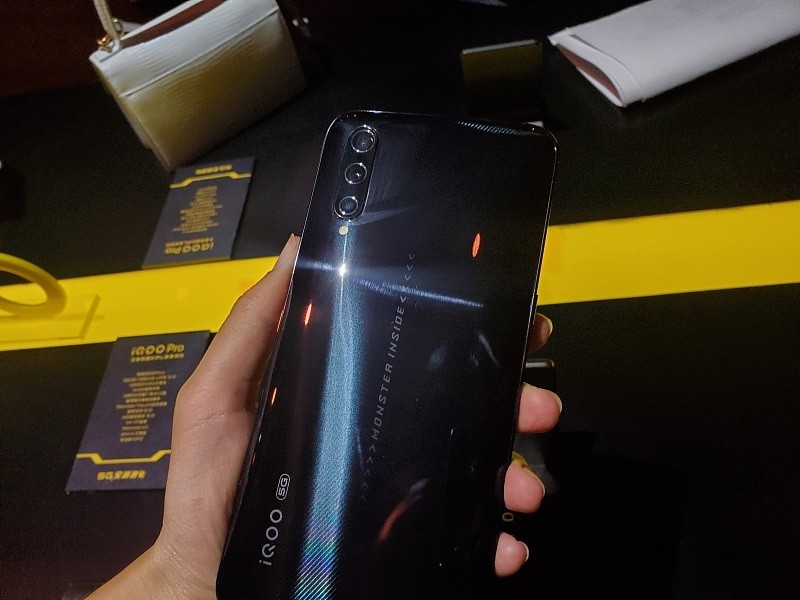 如果经常摔坏手机那可以试试iqoo手机