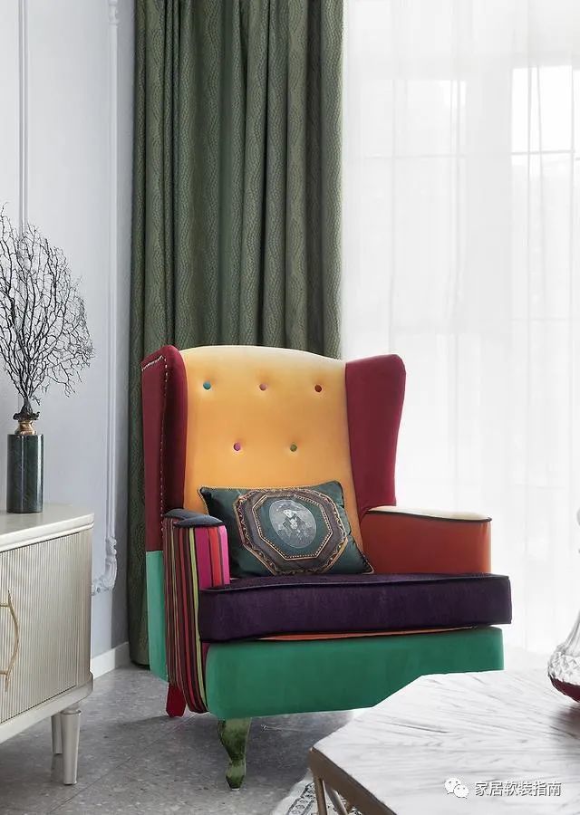 沙发上搭配色彩亮丽鲜艳的抱枕,活跃空间的色彩格调,效果温馨又舒适