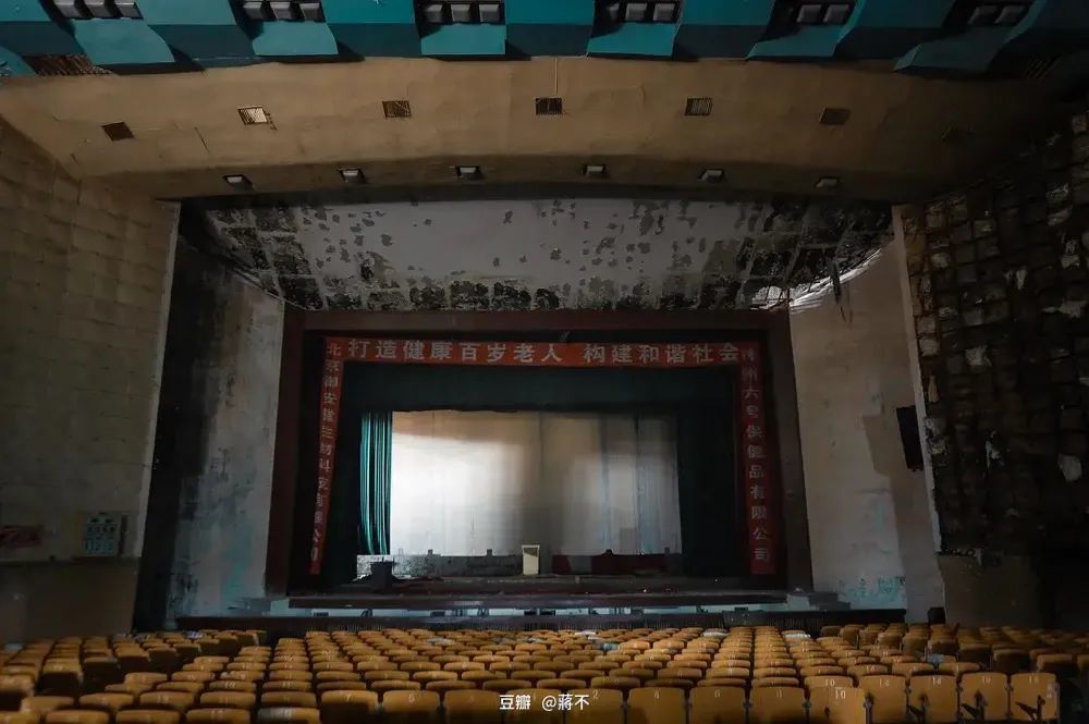 怀特贼废弃剧场,东北,b级,进入难度5,有人值守,内有恶犬 图丨蒋不