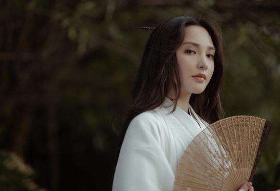 彭小苒|当真为古装而生？彭小苒古风侠女照片风韵万千，比曲小枫还要美！