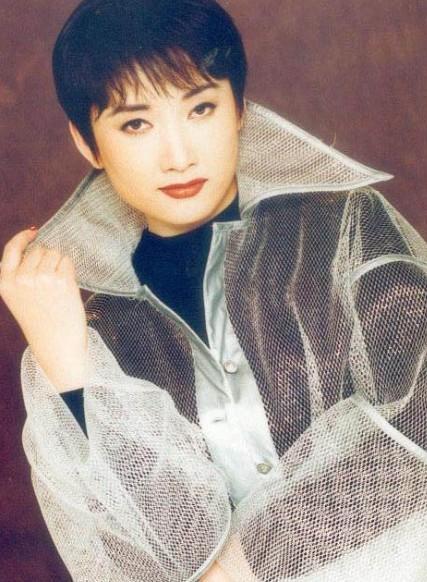 成方圆在年轻的时候,可以说是一代女神了,她的很多歌曲,到如今也十分