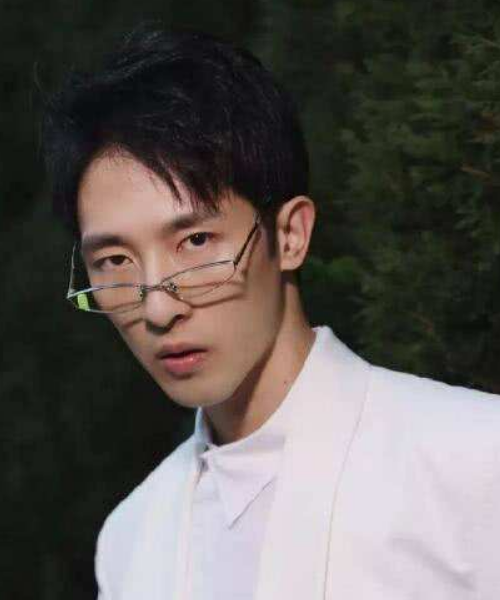 半藏森林复出资源接到手软获得专属天使翅膀为维密做宣传