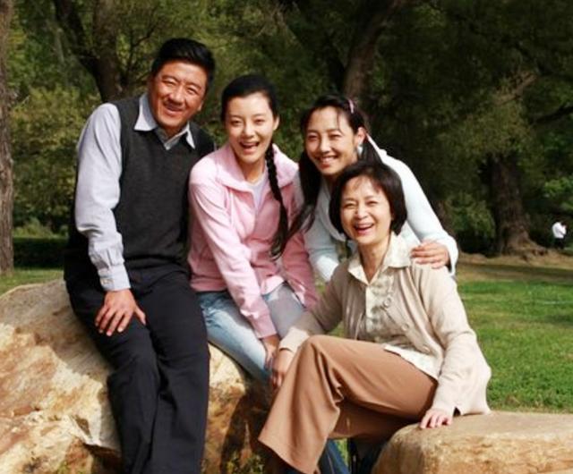 出道39年零绯闻零炒作与初恋结婚至今62岁的丁勇岱现状如何