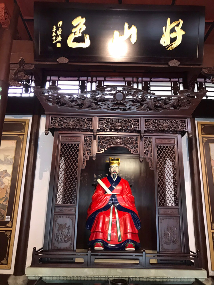 张苍水手脚镣铐,坐竹轿子来到了今日杭州的官巷口,当时这里有江口刑场