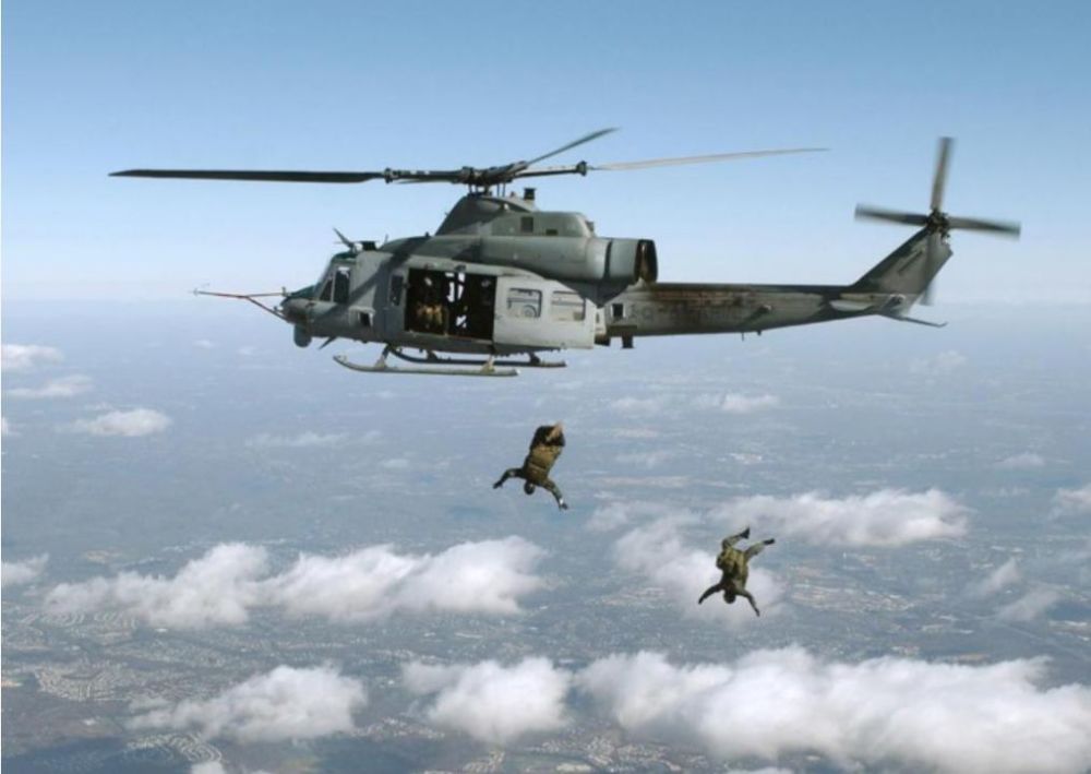 自己人打黑枪百姓向美军直升机开火机身中弹飞行员受伤迫降