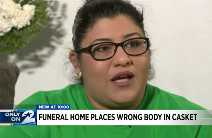 美国_社会|美国姐妹俩含泪向亡父告别，却发现棺材里躺的是别人，当场气炸
