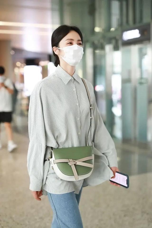 孙莉独自现身机场,穿衬衫配拼接牛仔裤,打扮休闲时尚气质超赞