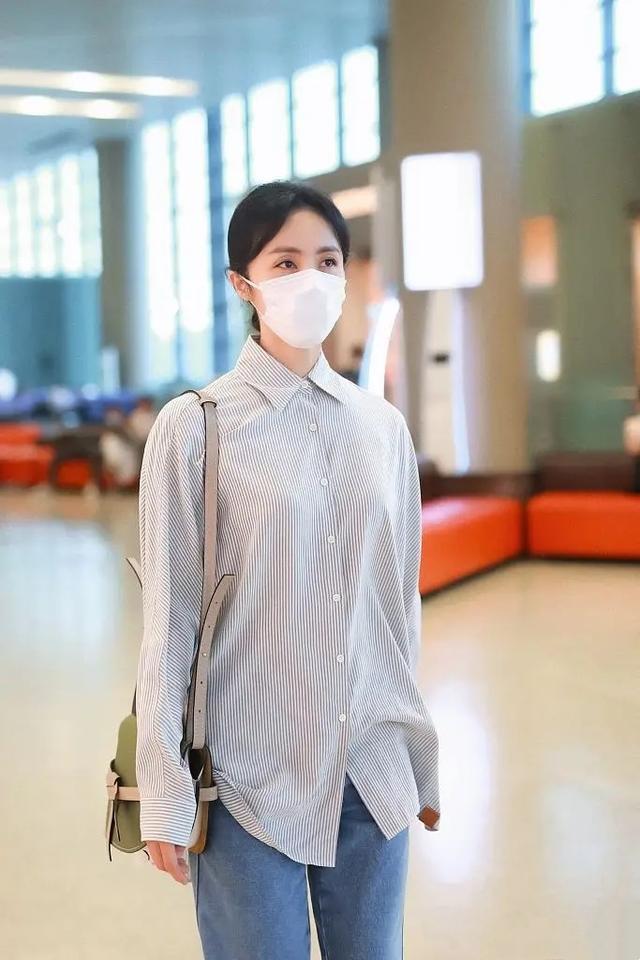 孙莉独自现身机场,穿衬衫配拼接牛仔裤,打扮休闲时尚气质超赞