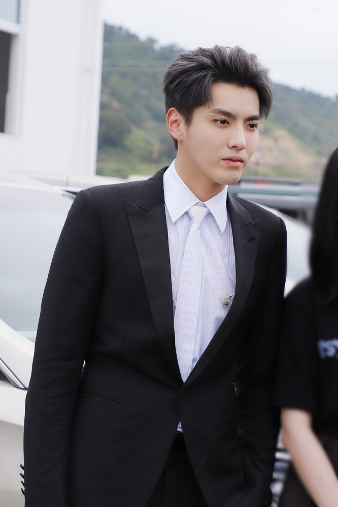 吴亦凡|吴亦凡做公益耍大牌？随行工作人员开道一把推开军人，对方一脸懵