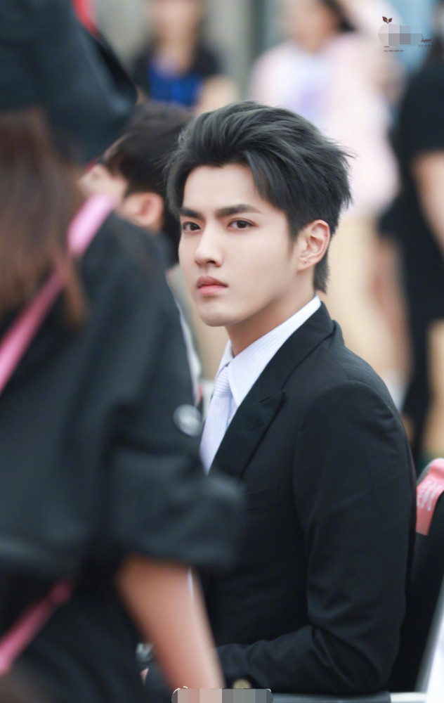 吴亦凡|吴亦凡做公益耍大牌？随行工作人员开道一把推开军人，对方一脸懵