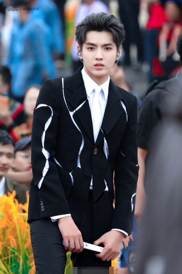 吴亦凡|吴亦凡做公益耍大牌？随行工作人员开道一把推开军人，对方一脸懵