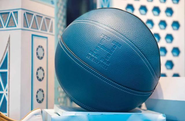 在推出篮球之前,他们就推出过足球,橄榄球,各种球.都是爱马仕橙色的.