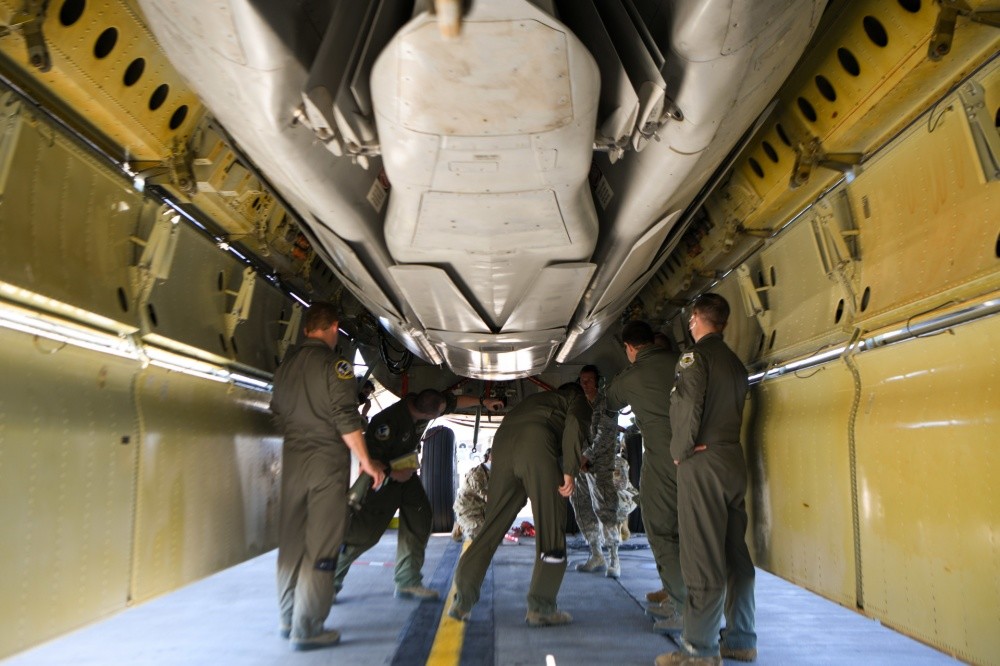 美军轰炸机动作频频紧张局势一触即发杨承军提六点应对策略