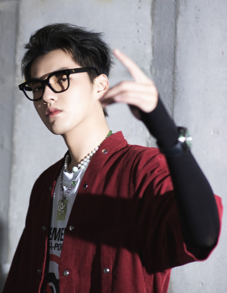 吴亦凡|吴亦凡做公益耍大牌？随行工作人员开道一把推开军人，对方一脸懵