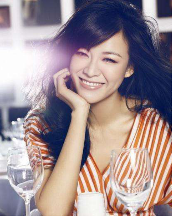 李艾身穿拼色纱裙,半扎头发,减龄又时尚!