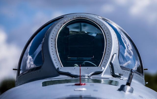 战斗机的座舱盖看起来似乎很简单,特别是从表面上,就是几块玻璃拼接而