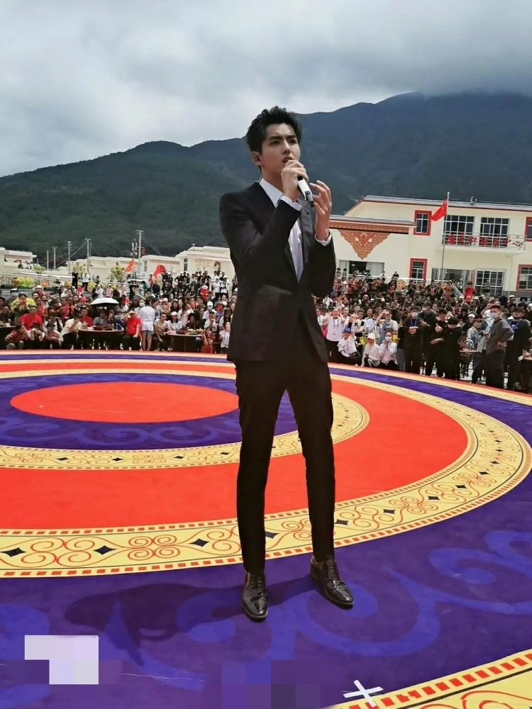 吴亦凡|吴亦凡做公益耍大牌？随行工作人员开道一把推开军人，对方一脸懵